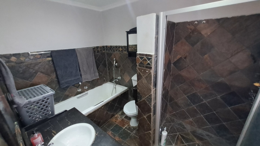 4 Bedroom Property for Sale in Langenhovenpark Free State